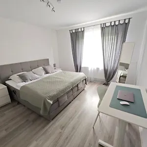 Apartment Fh-naehe: Modernes Mit Balkon, Hof (Bavaria)